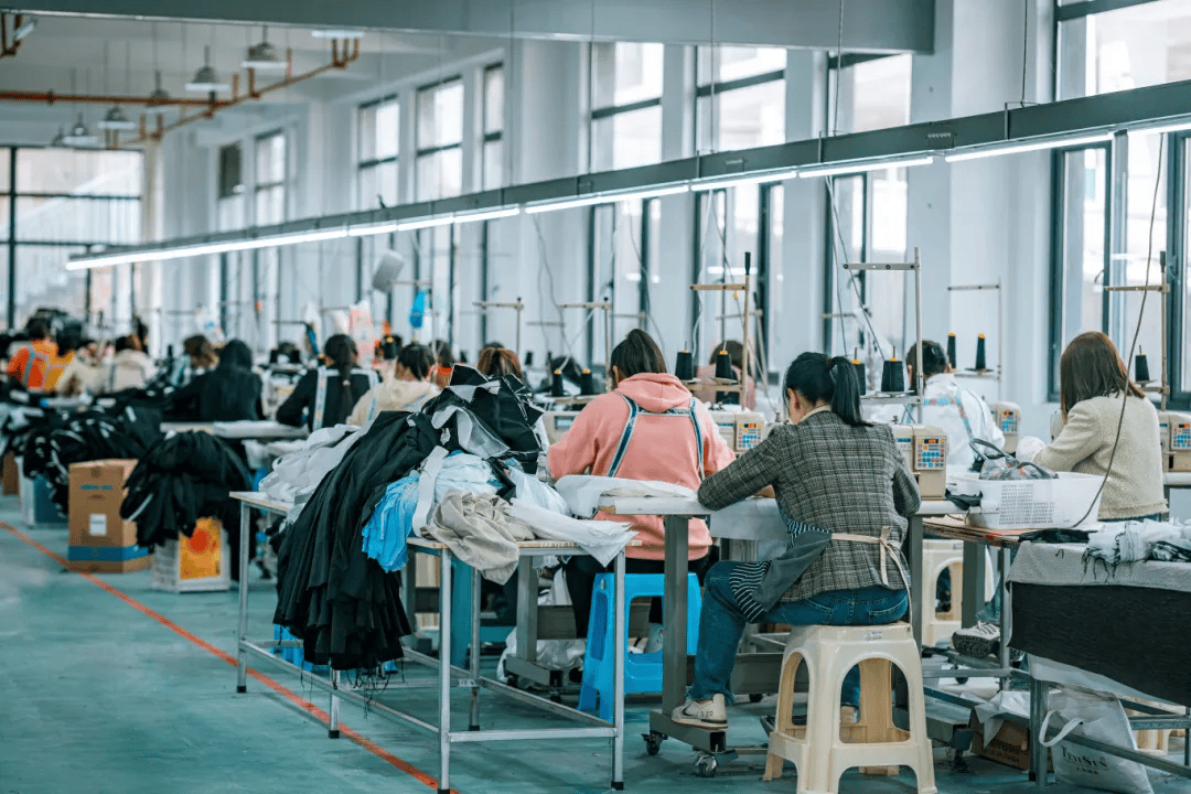 急招900多人！昭通鎮雄紡織服裝產業園正式投產，帶動日用品銷售新機遇